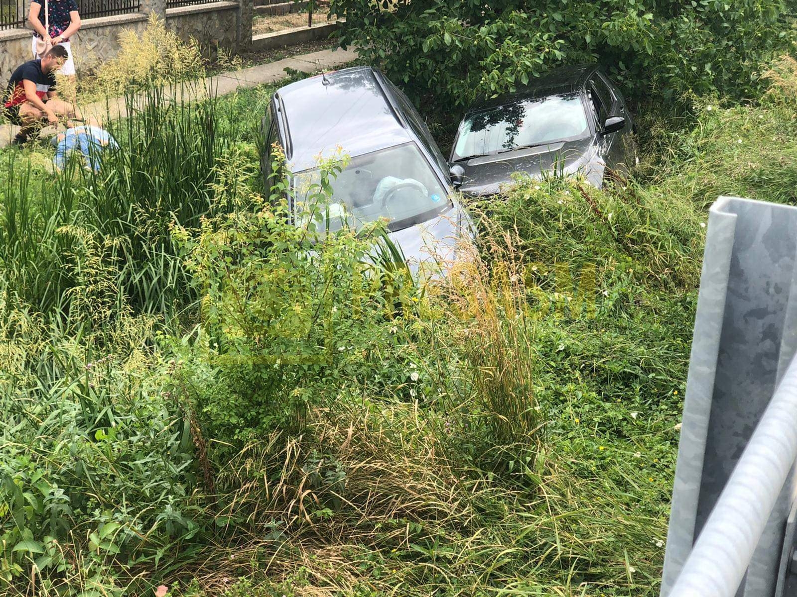 FOTO. Accident produs de o șoferiță. Ambele mașini au ajuns în șanț, pe DN19