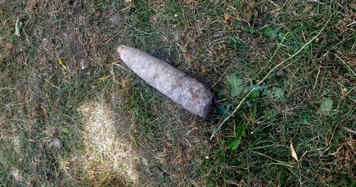 FOTO. Bombă ”îngropată” în curtea unui sătmărean. Pericol de explozie