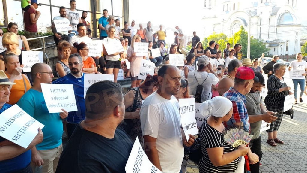 FOTOGALERIE. Protest în fața Tribunalului! Șoferul care a spulberat doi soți, pus în libertate!