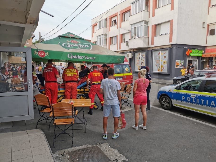 FOTO. Femeie salvată de la moarte de paramedici, în municipiul Satu Mare