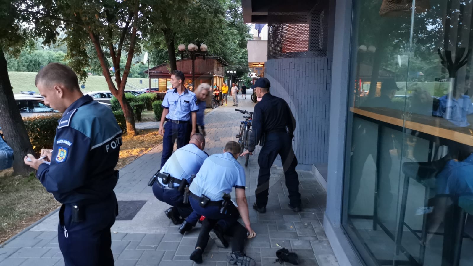 FOTO/VIDEO. Sătmăreancă amenințată de soț, în centrul orașului. Polițiștii l-au încătușat