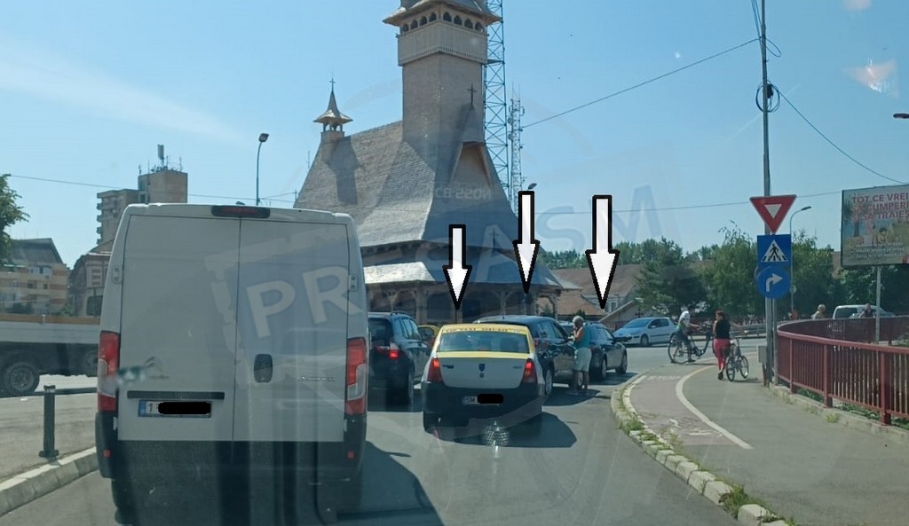 FOTOGALERIE. Accident în lanț pe Podul Golescu. Traficul rutier, afectat parțial