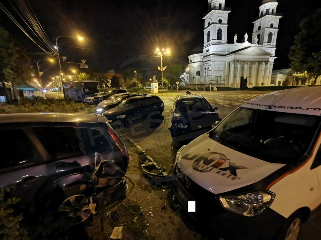 FOTOGALERIE. Drift terminat cu un accident în lanț în centrul Sătmarului. Șofer băut, 4 mașini avariate