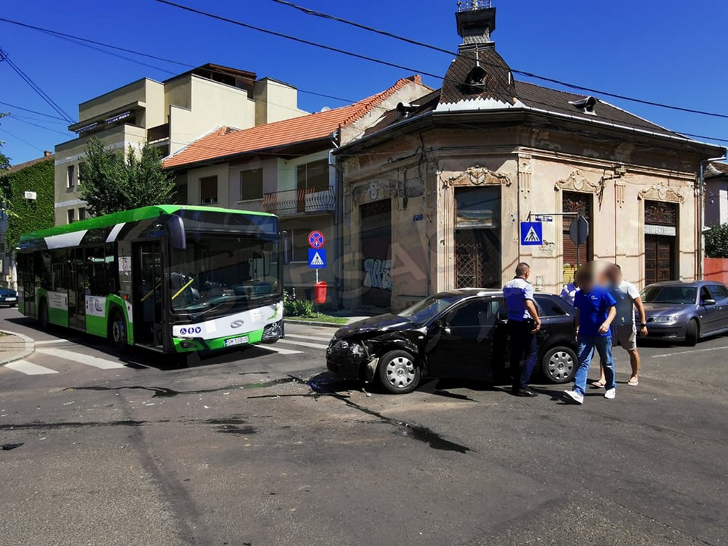 FOTOGALERIE. Accident în lanț în Satu Mare. Impact între două mașini și un autobuz