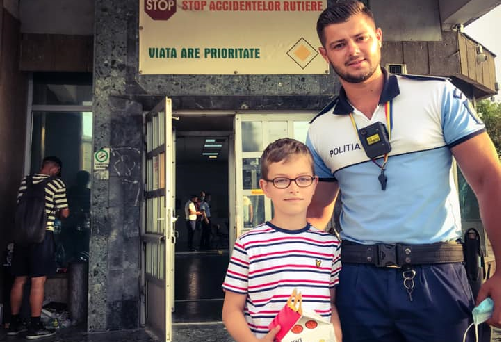FOTO. Copil model. A găsit un portofel plin cu bani și l-a dus la Poliție
