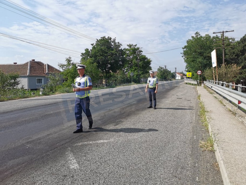 COMIC. Un șofer beat a schimbat locurile cu pasagerul chiar în fața polițiștilor