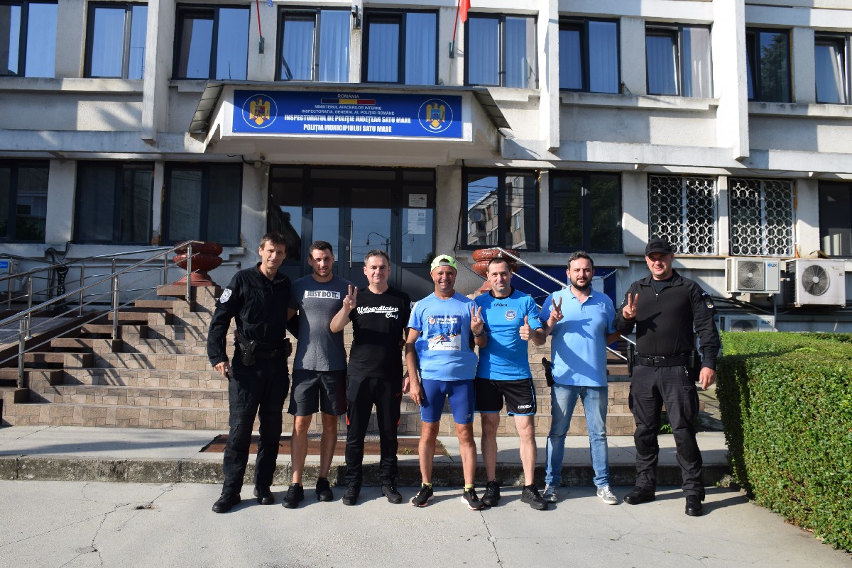 FOTO. Un maratonist face turul României pentru copiii polițiștilor morți de COVID-19. A ajuns și la Satu Mare