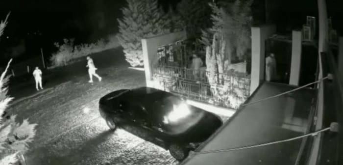 VIDEO. Un nou atac mafiot în România. Mașină incendiată ca și-n filme. Suspecții au fugit