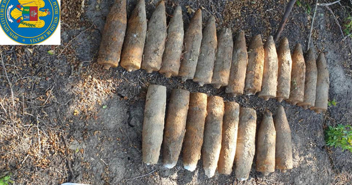FOTO. Peste 20 de proiectile de război, găsite pe un câmp din Satu Mare. Au intervenit pompierii