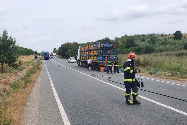 FOTO/VIDEO. A fost risc de explozie pe DN19, Satu Mare - Oradea. Butelii de gaz au căzut dintr-un TIR