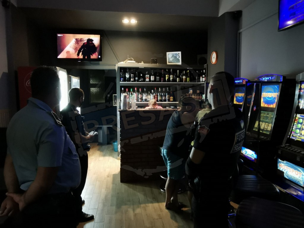 FOTO. Scandal la păcănele în Satu Mare. A intervenit Poliția și firma de pază!