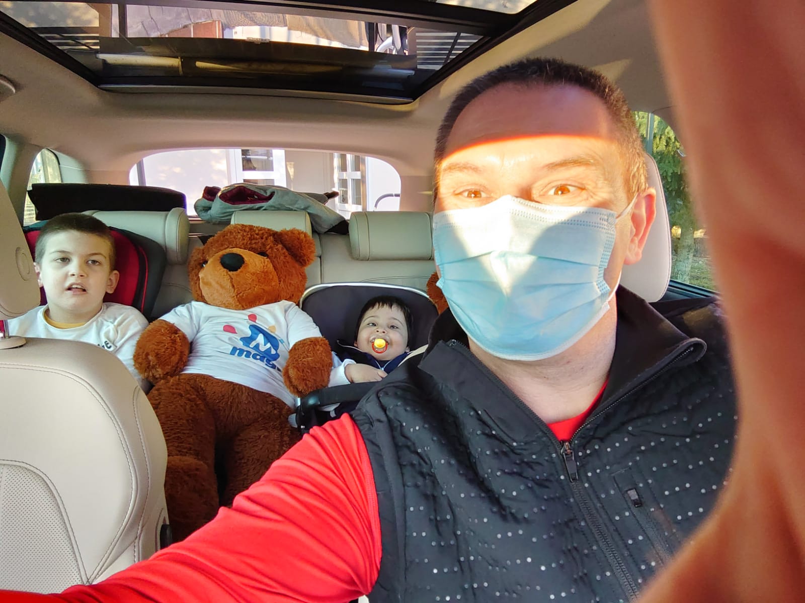 FOTO. Povestea unui sătmărean, șofer de suflet pentru zeci de copii grav bolnavi