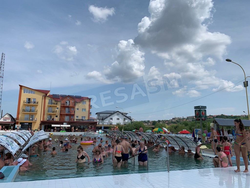 Vara s-a încheiat! Vestea bună este că la Tășnad distracția continuă! Băi termale și hoteluri pe cinste