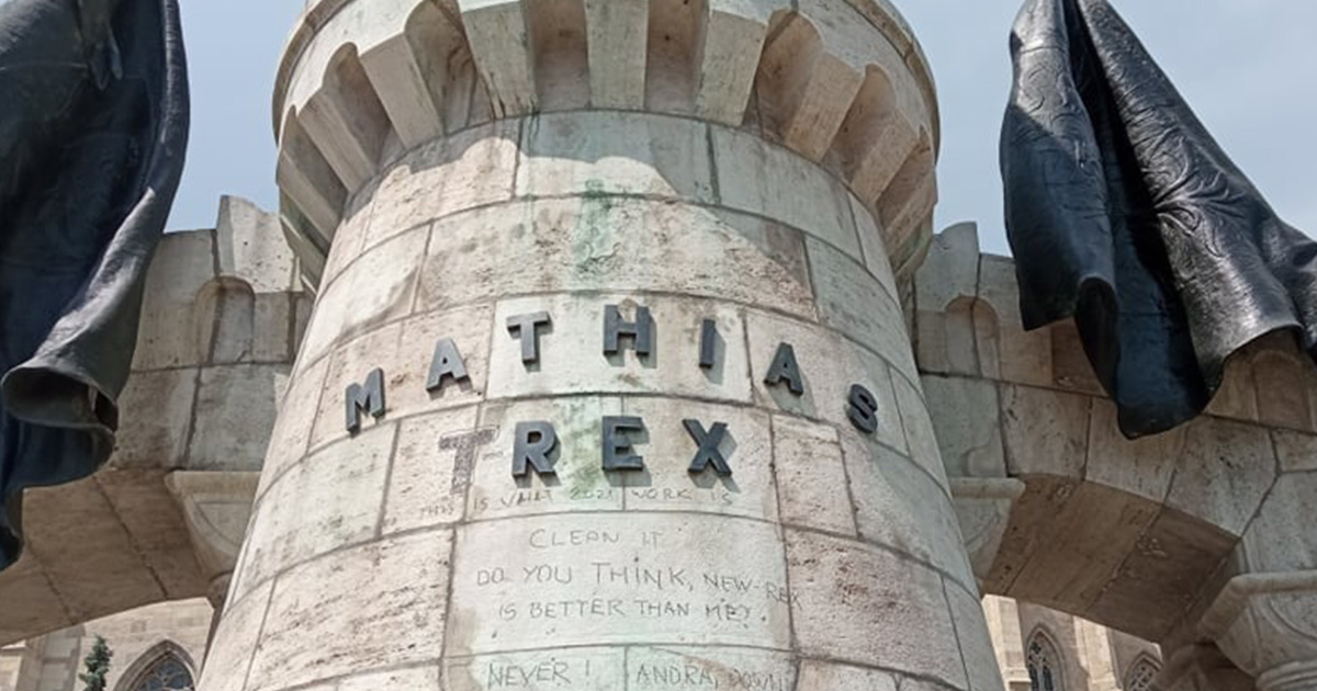 FOTO. Un sătmărean a vandalizat statuia lui Matei Corvin din Cluj. S-a ales cu dosar penal