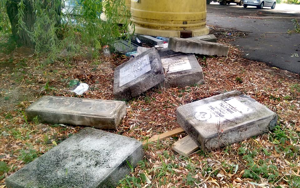 FOTO. Szemétbe dobott sírkövek