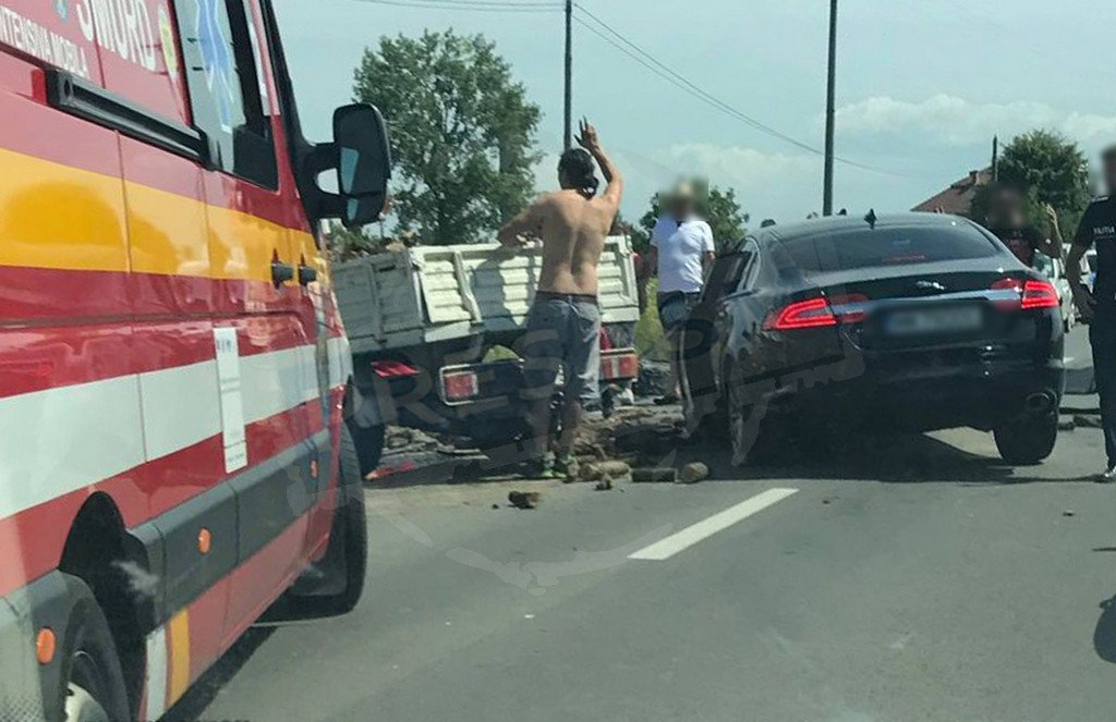 FOTO. Accident pe DN19F, la intrarea în Odoreu. Două persoane rănite