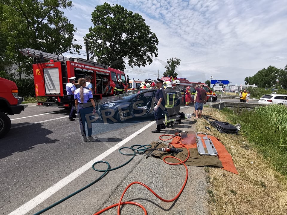 FOTO/VIDEO. Accident grav la ieșirea din municipiul Satu Mare, spre Petea. Șofer încarcerat