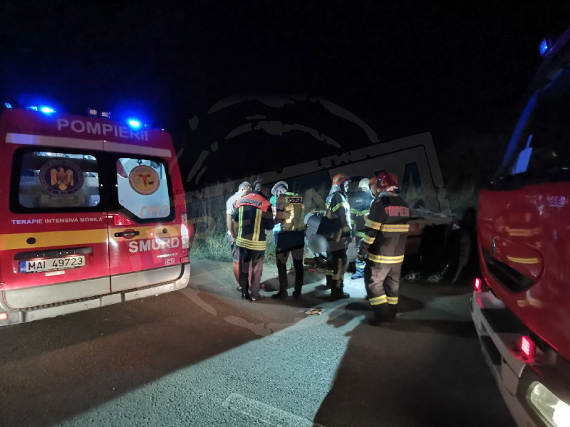 Accident în municipiul Satu Mare. A intrat cu mașina într-un stâlp. Șoferul a rămas blocat în autoturism