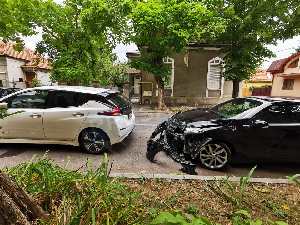FOTO. Impact puternic între două mașini, pe străzile Sătmarului