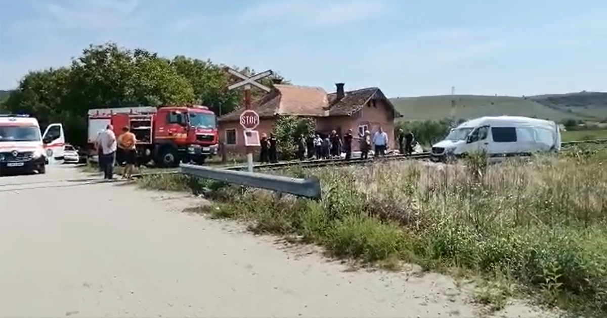 VIDEO. Microbuz cu pasageri, lovit în plin de tren. S-a activat Planul Roșu