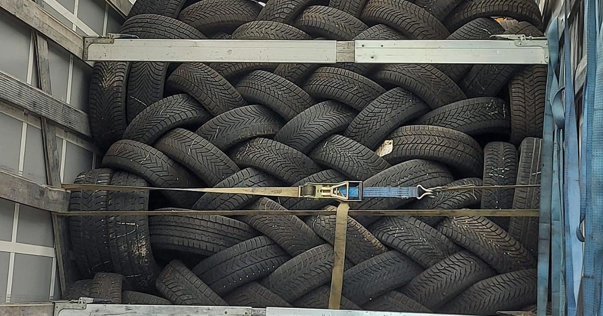 Trei tone de cauciuri uzate, oprite la vamă de frontieriștii sătmăreni. Erau aduse din Italia