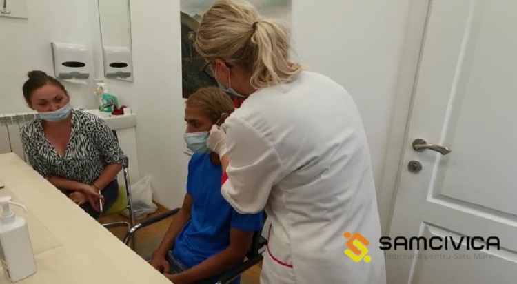 VIDEO. Megható pillanat: először hallja a hangokat a szatmári fiatal