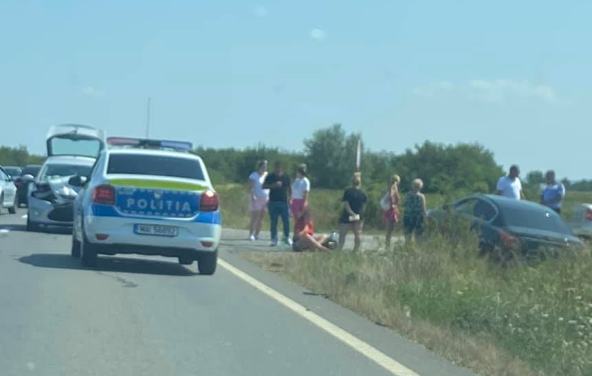 FOTO. Accident frontal în județul Satu Mare. O mașină fost aruncată de pe drum