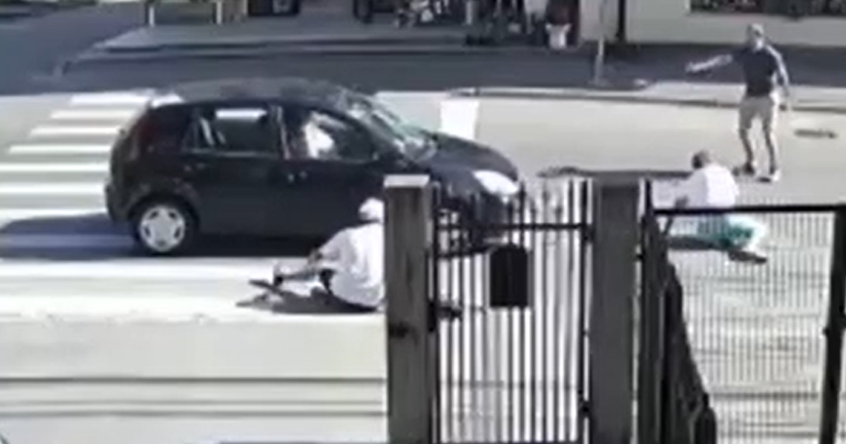 FOTO/VIDEO. Trei bărbați loviți în plin de o mașină pe ”zebră”! Șoferița este începătoare