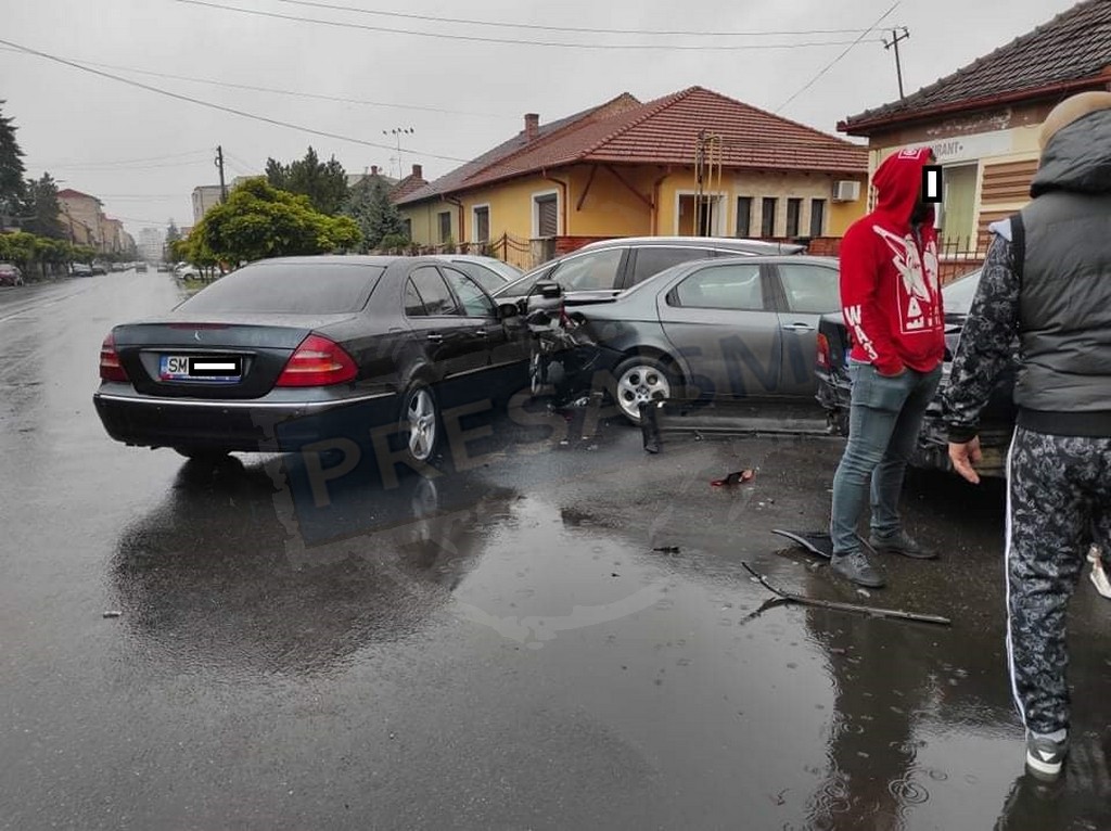 FOTOGALERIE. Accident în lanț în municipiul Satu Mare. Cinci mașini distruse de un șofer