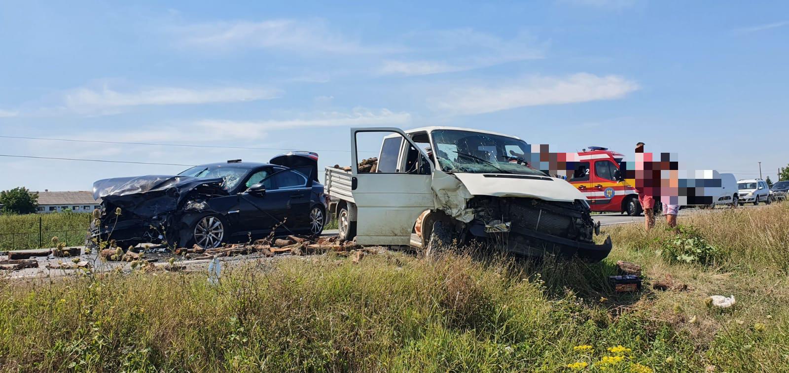 FOTO/VIDEO. Doi tineri răniți în accidentul petrecut în Odoreu. Impact între un Jaguar și o autoutilitară