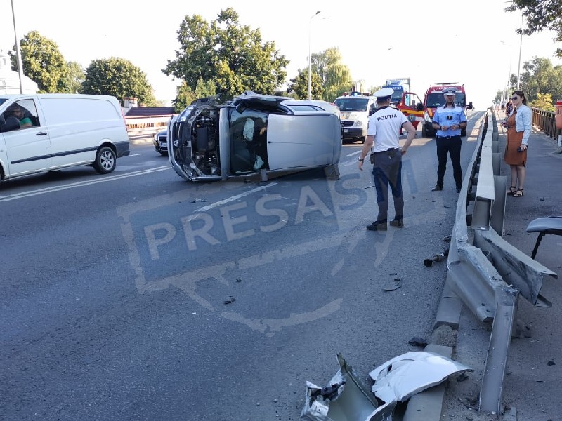 FOTO/VIDEO. Mașină răsturnată pe podul Decebal. Mobilizare de forțe