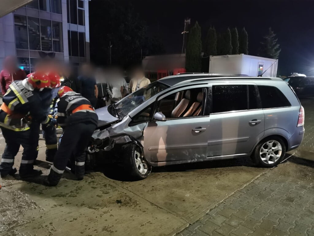 O șoferiță (24 ani) a făcut accident în județ și a rămas încarcerată. Salvată de săteni