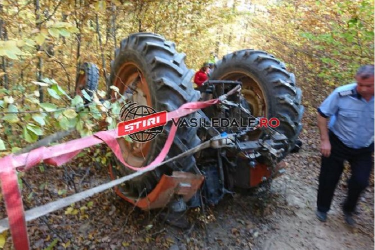 FOTO. Un tânăr beat și fără permis s-a răsturnat cu tractorul. Copil (3 ani) printre pasageri