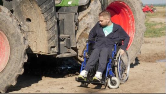 FOTO. Povestea impresionantă a unui sătmărean de 24 de ani. Ajuns în scaun cu rotile, continuă să muncească ogorul familiei