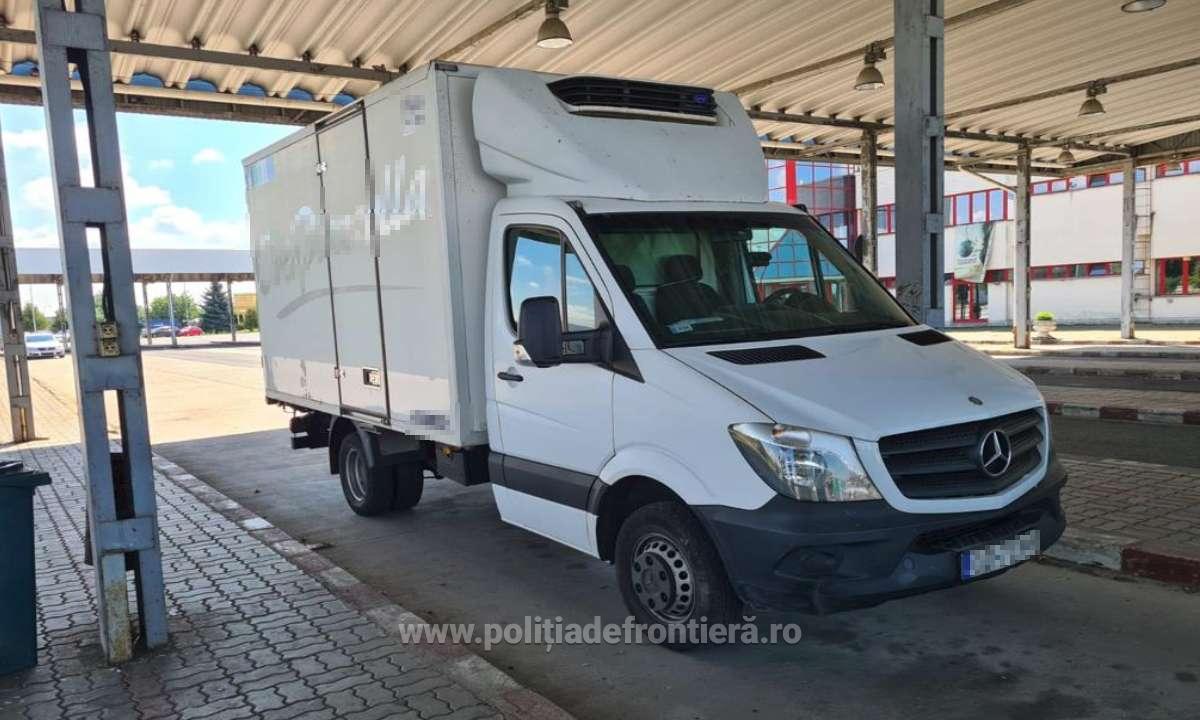 FOTO. Tupeu, nu glumă! Să te prezinți cu autoutilitara furată direct în fața polițiștilor din Vama Petea