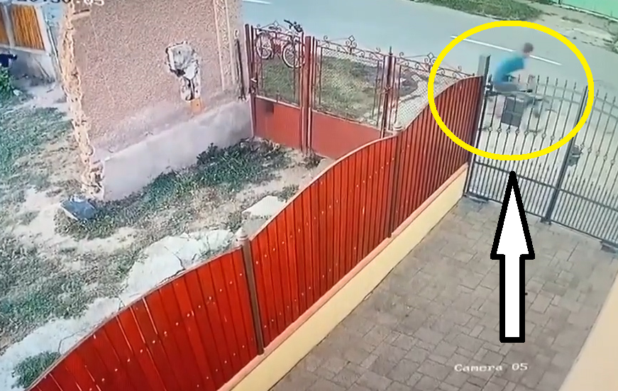 VIDEO. Tupeu! Se fură bicicletele în plină zi, de pe stradă, în Carei. Tânăr (19 ani) săltat de polițiști