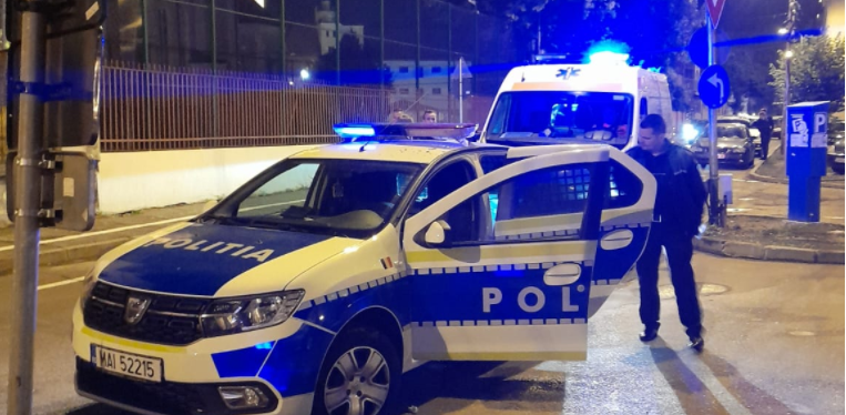Individ înarmat, scos din mai multe cluburi. S-a aruncat în fața unei mașini, în centrul Sătmarului