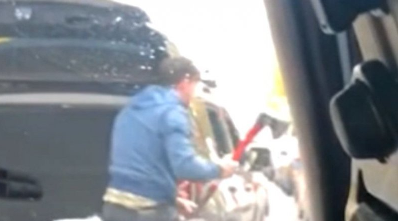 Tentativă de omor asupra unui primar! Atacat cu toporul pentru că a pus la muncă niște trântori