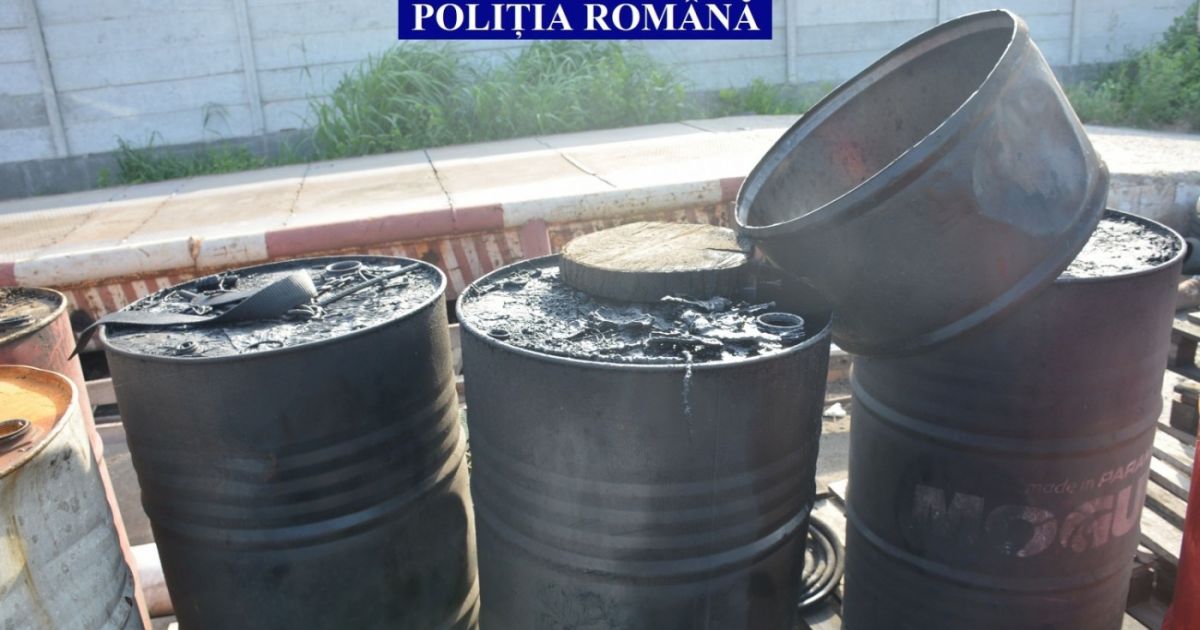 Sute de litri de deșeuri periculoase, lăsate nesupravegheate. Polițiștii sătmăreni au luat măsuri
