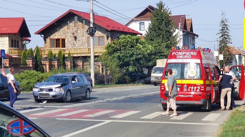 FOTOGALERIE. Pieton lovit în plin de o mașină în municipiul Satu Mare