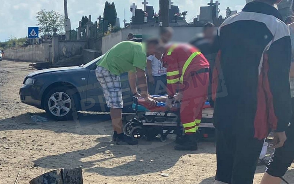 FOTO. Accident în orașul Tășnad, concluzia Poliției. O tânără neatentă, două victime
