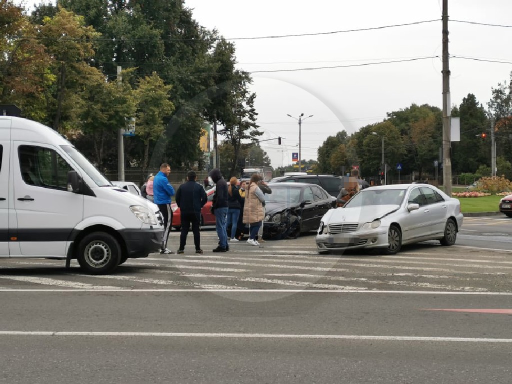FOTO. Accident în față la Finanțe. Coliziune între două Mercedes-uri