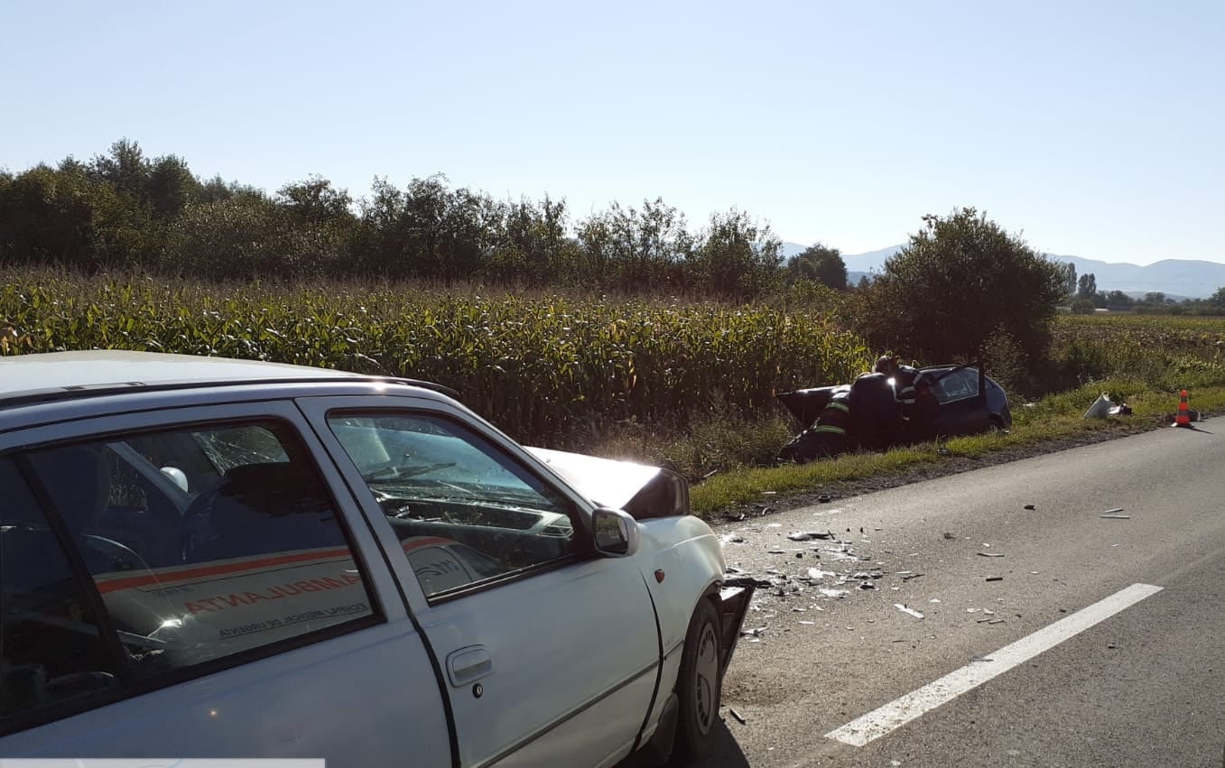 FOTO. Accident frontal, cu două victime! Un sătmărean nu a mai putut face nimic pentru a-l evita
