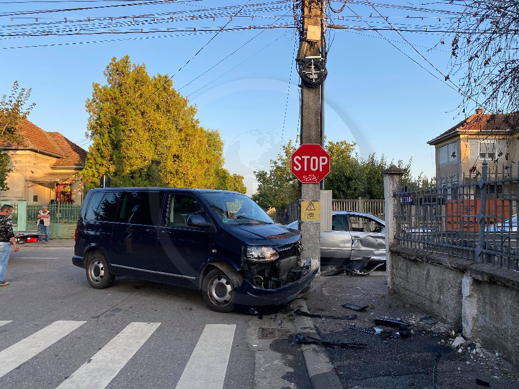 FOTO/VIDEO. Accident în Satu Mare. Microbuz oprit în stâlp, mașină avariată