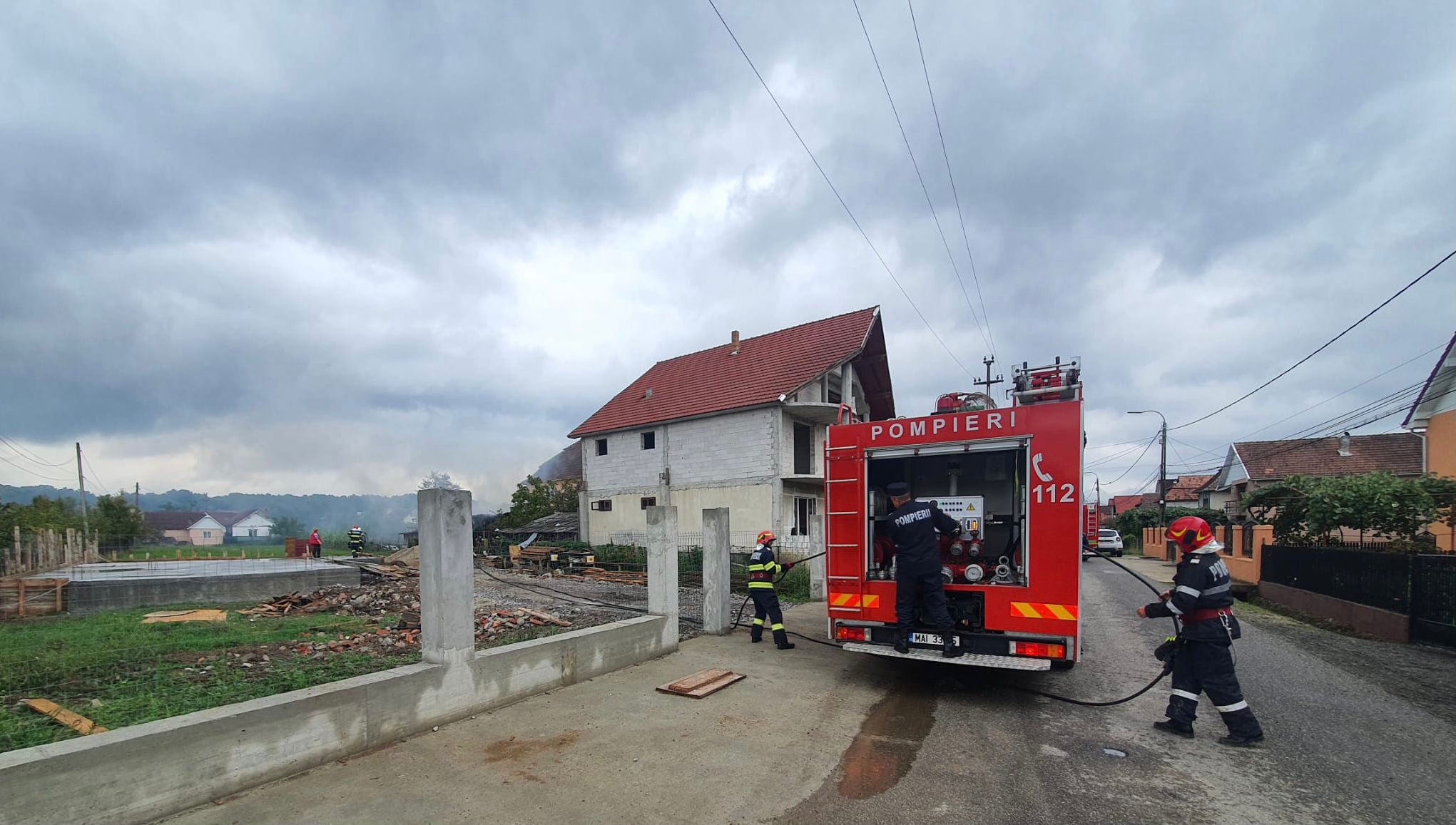 FOTOGALERIE. Alertă după un incendiu la o gospodărie din județul Satu Mare