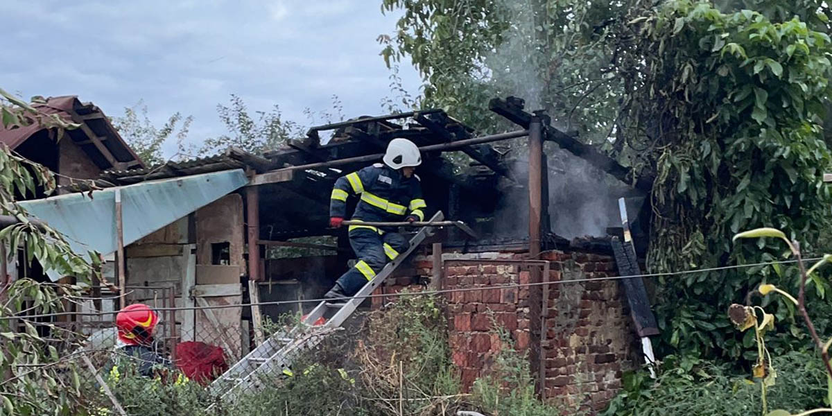 FOTO. Afumătorii pericol public. Incendiu cu pericol real de extindere în Tășnad
