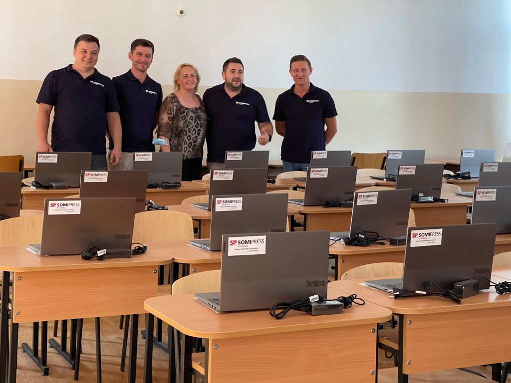 FOTO. Somipress România a donat echipamente IT de 15.000 de euro Colegiului Economic “Gheorghe Dragoș” din Satu Mare