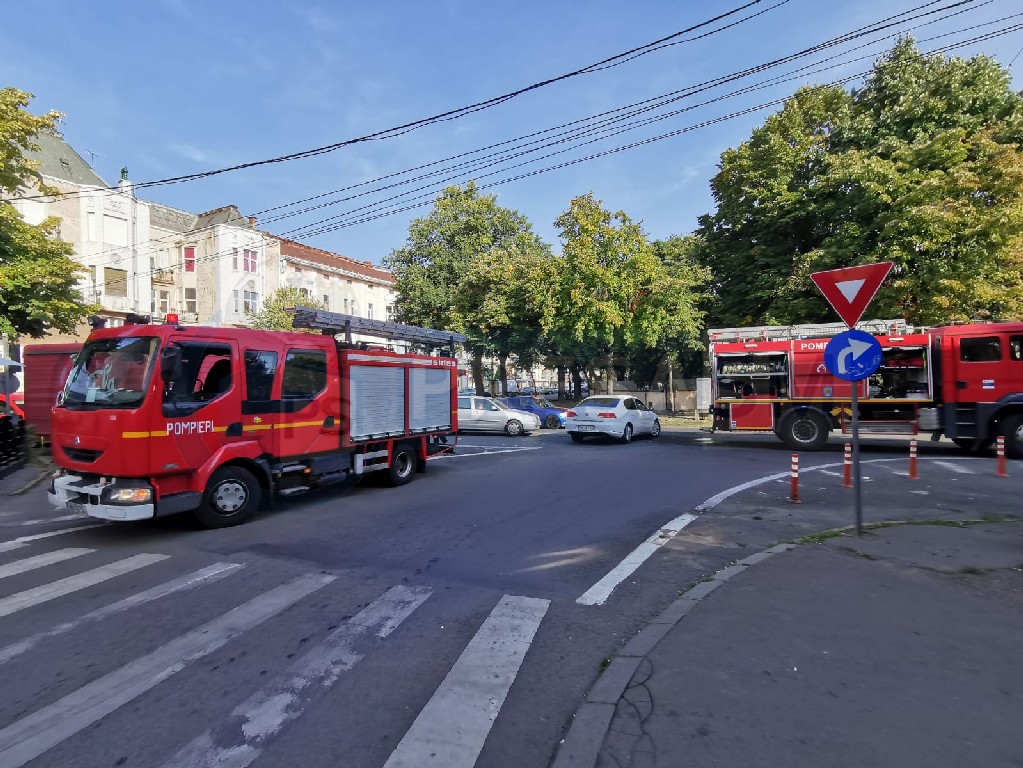 FOTO. O nouă alarmă de incendiu la Biblioteca Județeană. Mobilizare în centrul Sătmarului
