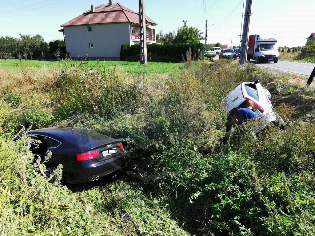 FOTOGALERIE. Accident în județul Satu Mare. Două mașini au ajuns direct în șanț
