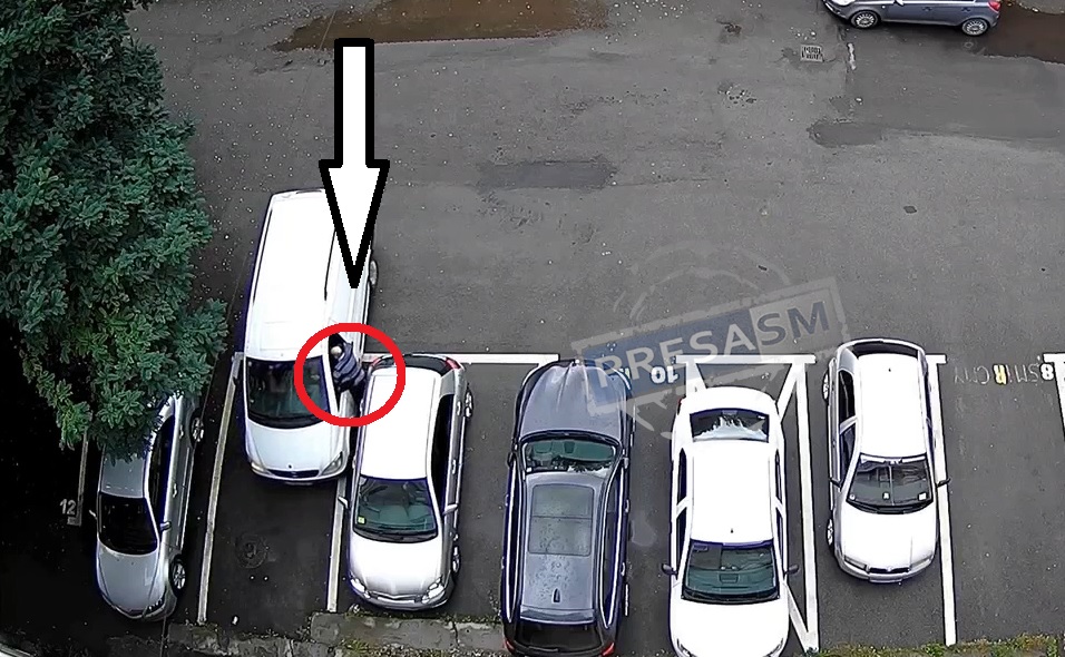 VIDEO. Stan și Bran de Satu Mare. Șofer aproape să se strivească singur între două mașini